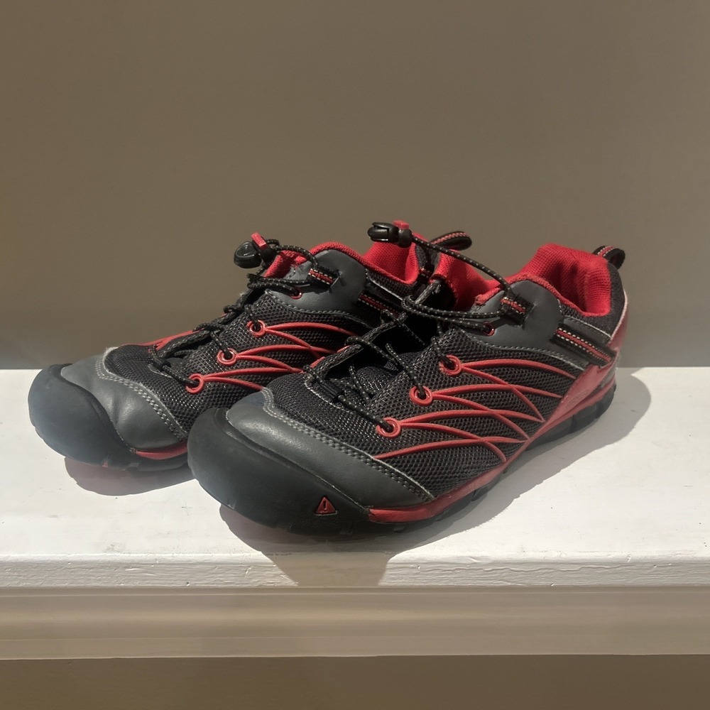 Women's KEEN lace-up sneakers black & red  contour arch tennis shoes US size 6